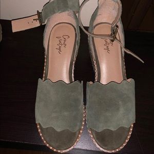 Crown vintage women’s size 7 wedge sandals